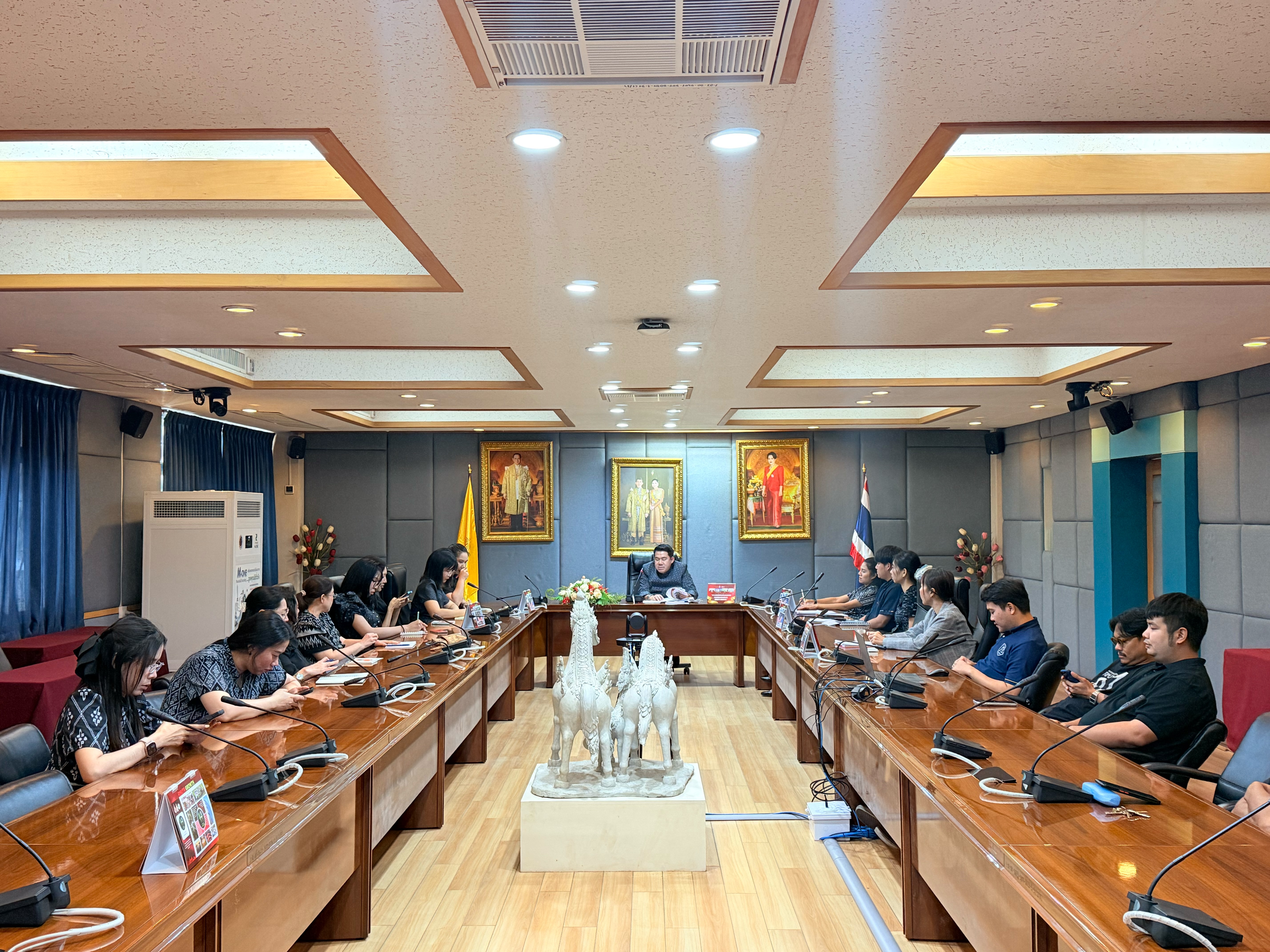 มทร.รัตนโกสินทร์ ติดตามผลการดำเนินงานด้านประชาสัมพันธ์ ผลิตเอกสารและสื่อสิ่งพิมพ์ วิเทศสัมพันธ์ และ อพ.สธ.
